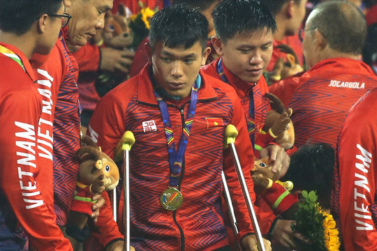 Lê Văn Xuân chống nạng nhận huy chương vàng SEA Games 31 cùng U23 Việt Nam