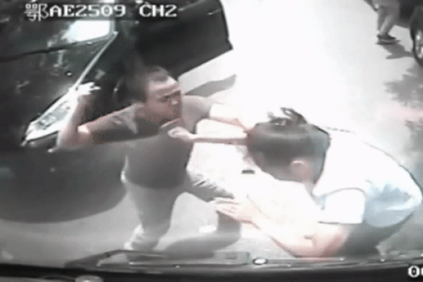 Clip: Tranh cãi, gã đàn ông tung đòn đánh nữ tài xế xe buýt tới tấp