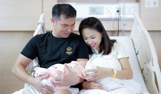 Vân Hugo lần đầu khoe tiểu công chúa mới chào đời