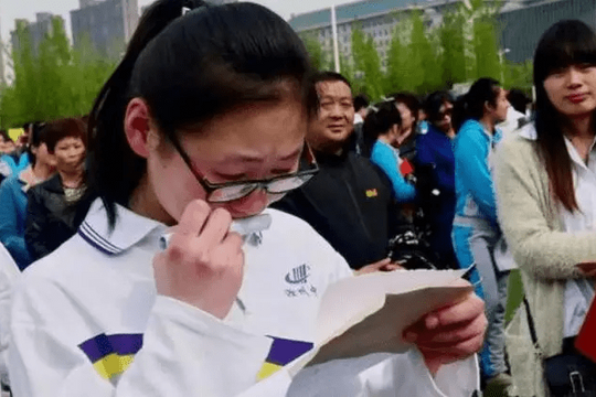 Giáo viên Trung Quốc bắt học sinh viết đơn tự nguyện bỏ thi đại học