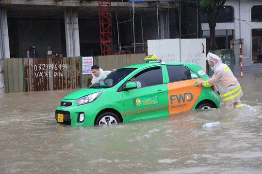 Ảnh: CSGT Vĩnh Phúc bì bõm lội nước đẩy xe giúp dân vượt qua điểm ngập