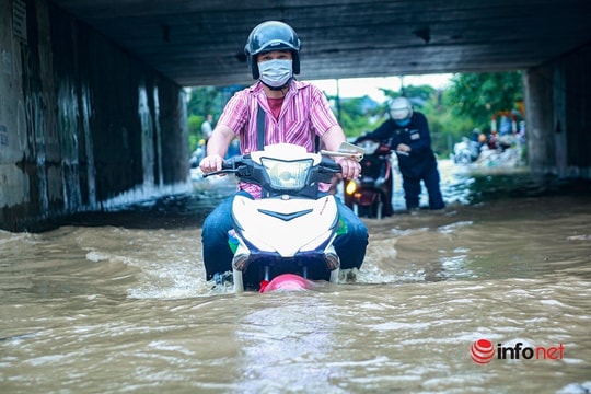 Đại lộ Thăng Long ngập như sông, học sinh chờ cả tiếng trên ô tô chết máy giữa đường