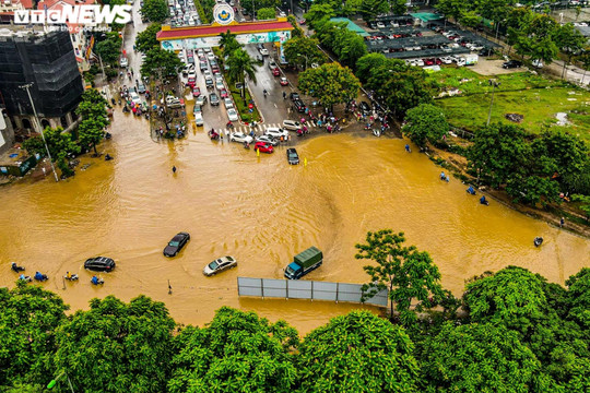 Hà Nội chưa dứt mưa lớn, hàng loạt tuyến phố nguy cơ ngập đến nửa mét
