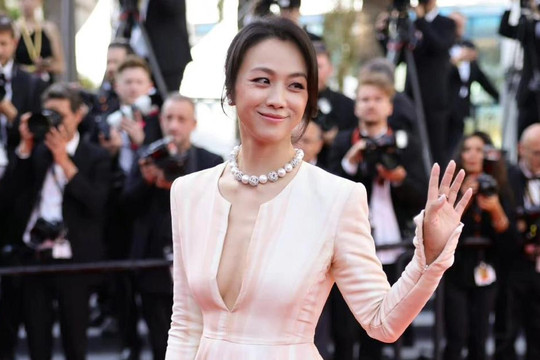 Thang Duy 'Sắc, Giới' gây sốt khi diện đầm xẻ ngực ở Cannes