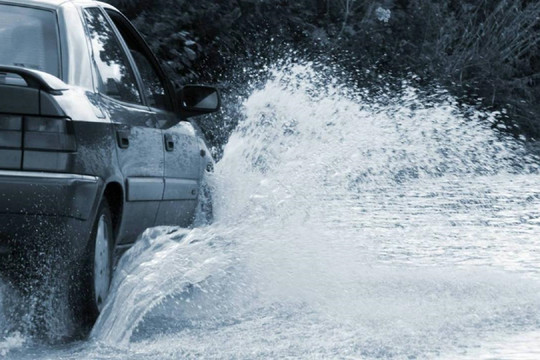 Bảo hiểm ô tô ngập nước và những điều cần biết