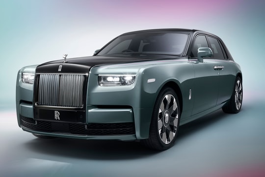 Rolls-Royce Phantom Series 2 2023: Ấn tượng với tản nhiệt phát sáng