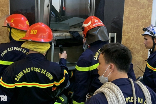 Hơn 3 giờ nỗ lực tìm kiếm nạn nhân bị thang máy đè tử vong ở Hà Nội
