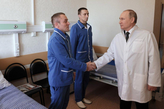 Tổng thống Putin thăm hỏi các binh sĩ "anh hùng" bị thương ở Ukraine