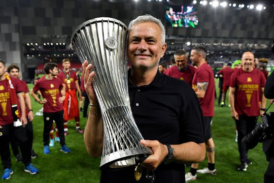 Roma vô địch Europa Conference League, HLV Mourinho đi vào lịch sử