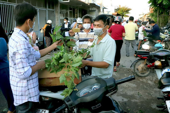 Đi tìm phiên chợ lấy lá thay tiền