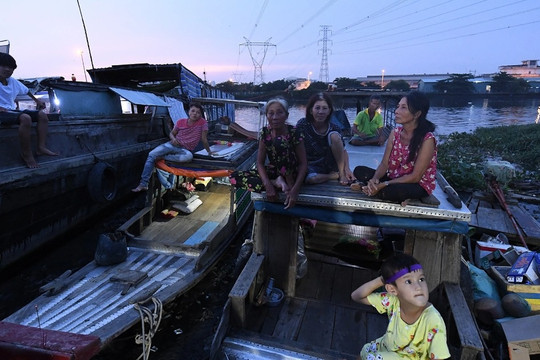 Cảnh sống khó tin của "xóm" Việt kiều Campuchia trên nhánh sông Sài Gòn