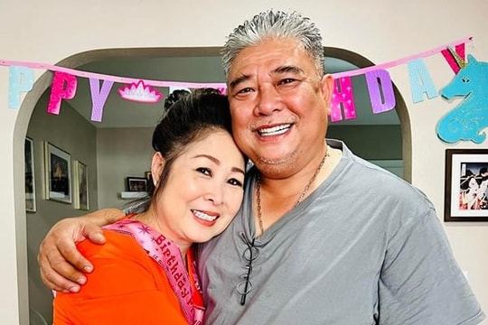 NSND Hồng Vân đón tuổi 56 bên ông xã và con cháu ở Mỹ