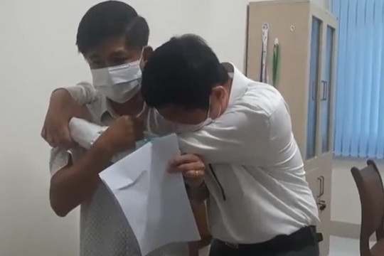 Giám đốc CDC Đắk Lắk khóc nức nở vì "dính" vụ Việt Á