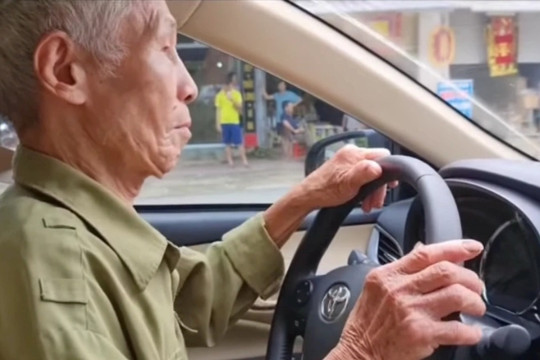 Cụ ông 83 tuổi lái ô tô bon bon trên đường, luật cho phép hay không?