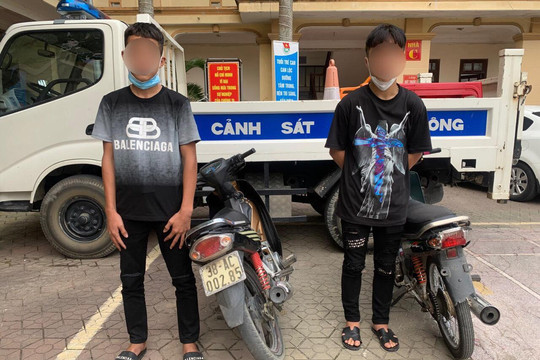 Bốc đầu xe trong công viên, 2 thanh niên ở Hà Tĩnh bị phạt hơn 8 triệu đồng