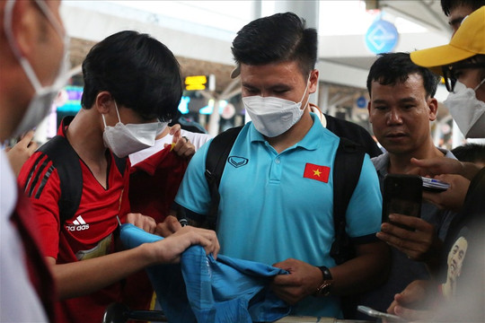 Quang Hải, Văn Lâm bị fan vây kín khi đến TPHCM