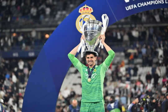 Thibaut Courtois: Người khổng lồ trong đêm Paris huyền diệu