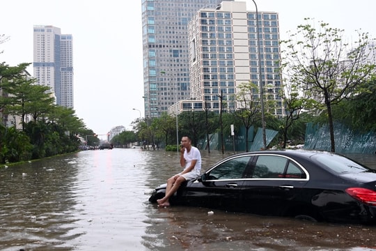 Chủ xe sang dở khóc dở cười khi chết máy giữa mưa ngập ở Hà Nội