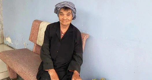 Cụ bà 75 tuổi đi ăn xin bị tài xế xe ôm cướp sạch và cái kết có hậu