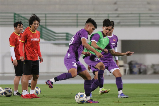 HLV Gong Oh-kyun loại 2 cầu thủ trước trận mở màn gặp U23 Thái Lan