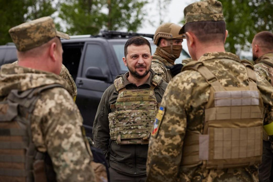 Chiến sự diễn ra ác liệt ở Donbass, ông Zelensky lần đầu tiên thị sát mặt trận ở Kharkov