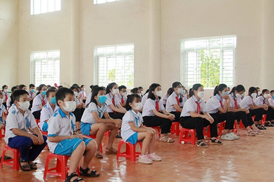 Huyện Nghi Xuân (Hà Tĩnh): Tuyên truyền, khơi dậy tình yêu biển, đảo cho các em học sinh