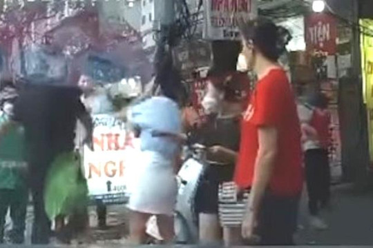 Hà Nội: Nữ tài xế bị 2 người đàn ông hành hung sau va chạm giao thông