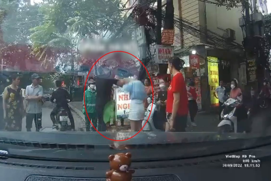 Hai gã đàn ông cao to hành hung nữ tài xế ôtô giữa đường