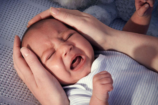 Trẻ sơ sinh khó ngủ là do đâu? Cách giúp bé ngủ ngon giấc