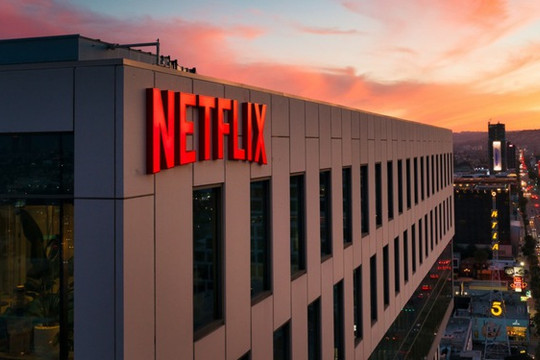 Chuyện gì đang xảy ra với Netflix: Ông hoàng streaming từ đối thủ vượt cả Disney giờ teo tóp, giá cổ phiếu giảm 67% chỉ sau 1 năm