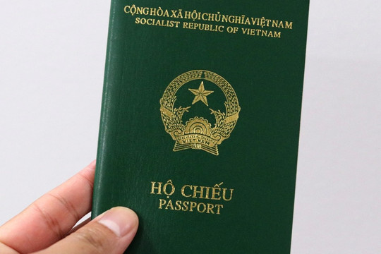 Mỗi trang hộ chiếu mới có hình ảnh tiêu biểu của Việt Nam