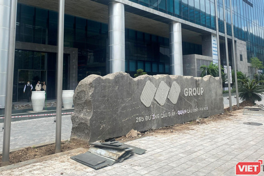 Gỡ bỏ logo FLC Group trước tòa nhà văn phòng 265 Cầu Giấy