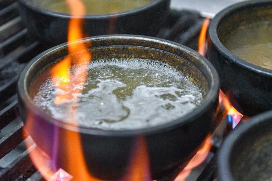 Quán phở Hà Nội đun bát đá 300 độ C, khách "tự nấu tự ăn", ngày hết 400 bát