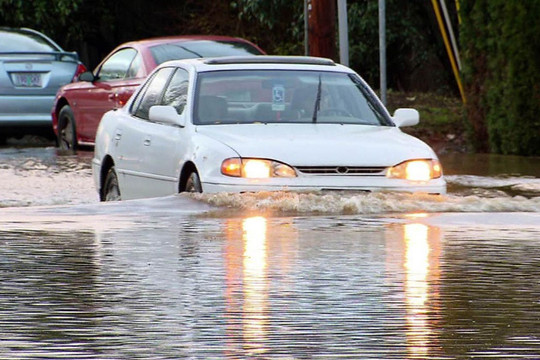 Kỹ năng lái xe ô tô an toàn qua vùng ngập nước