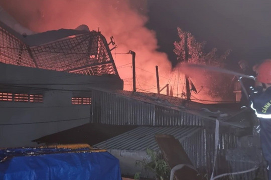 Hỏa hoạn thiêu rụi 6 căn nhà tại TP Châu Đốc
