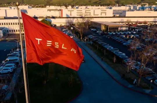 Tesla thuê công ty theo dõi nhân viên trong hội kín Facebook
