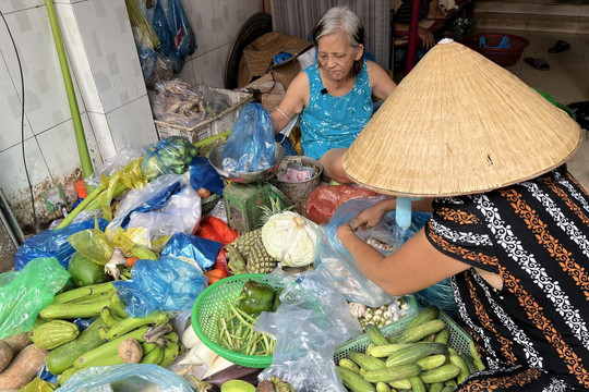 'Bỏng tay' với giá thực phẩm tại chợ truyền thống ở TP.HCM