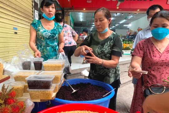 Tiểu thương bán đôi tạ rượu nếp, cả tấn vải hết veo ngày Tết Đoan Ngọ