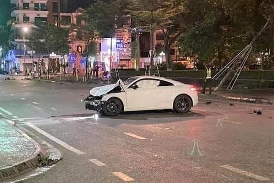 Ô tô Audi va chạm với xe máy ở Bắc Giang, 3 người trong gia đình tử vong