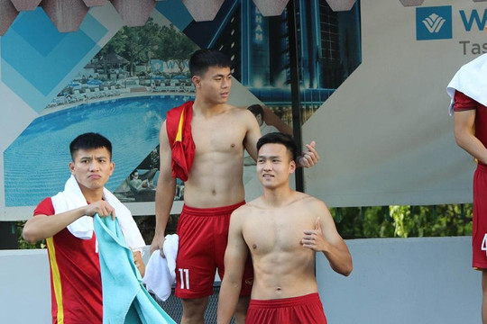 Dàn cầu thủ U23 Việt Nam đẹp như nam thần tại bể bơi