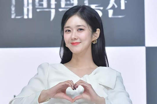 Diễn viên Jang Nara kết hôn ở tuổi 41 với chồng kém 6 tuổi