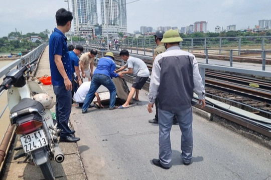 Cầu Long Biên bị "thủng": Bộ GTVT truy trách nhiệm ngành đường sắt