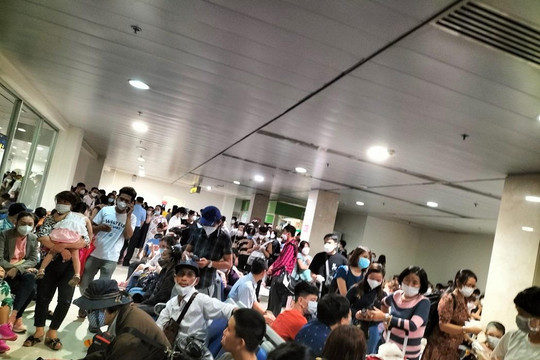Hệ thống check-in trục trặc, nghìn khách vật vờ chờ bay ở Tân Sơn Nhất