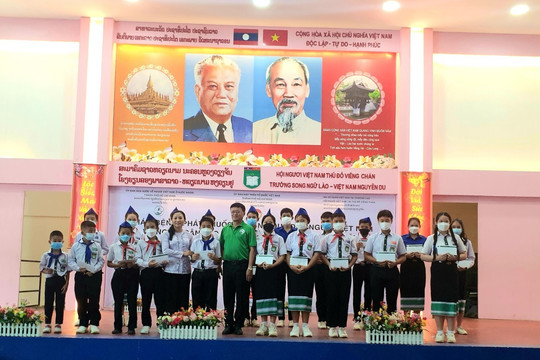 Thành phố Hồ Chí Minh trao 500 phần quà cho kiều bào và người dân Lào