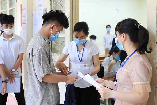 Hồ sơ dự thi vào lớp 10 tư thục ở Hà Nội tăng vọt