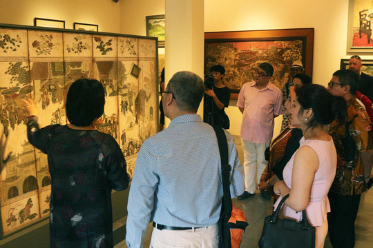 Bảo tàng Mỹ thuật Việt Nam đón các đại sứ và đại diện UNESCO tham quan tìm hiểu tranh sơn mài