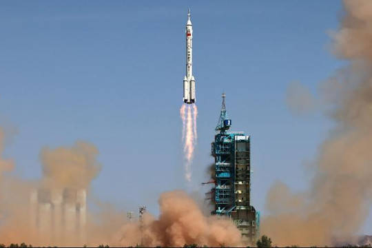 Trung Quốc đưa 3 người lên trạm vũ trụ mới