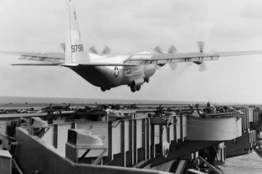 5 chiếc máy bay lớn nhất từng cất, hạ cánh trên tàu sân bay Mỹ