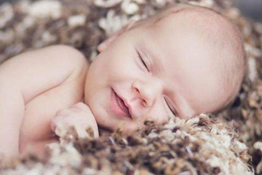 Trẻ sơ sinh có 3 biểu hiện này chứng tỏ cơ thể đang thiếu canxi trầm trọng nhưng nhiều bà mẹ không hề hay biết