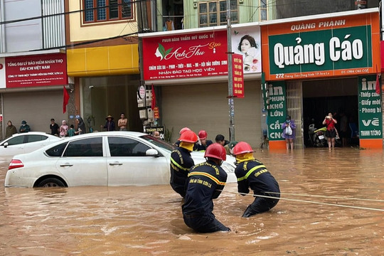 Nước lũ dâng cao ngang người, ô tô "bơi" ở phố núi Sơn La